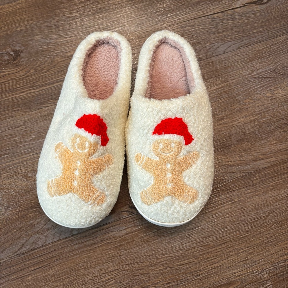 Gingerbread Cozy Santa Hat Slip on Slippers Size 7/7.5 Holiday